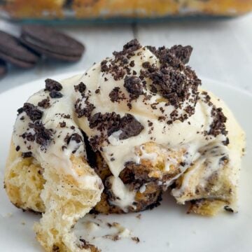 Oreo Roll on a plate.