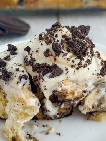 Oreo Roll on a plate.