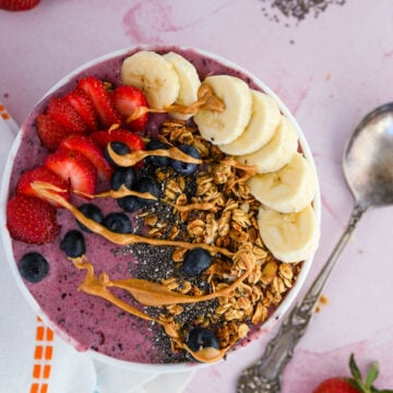 Above shot of a smoothie bowl.