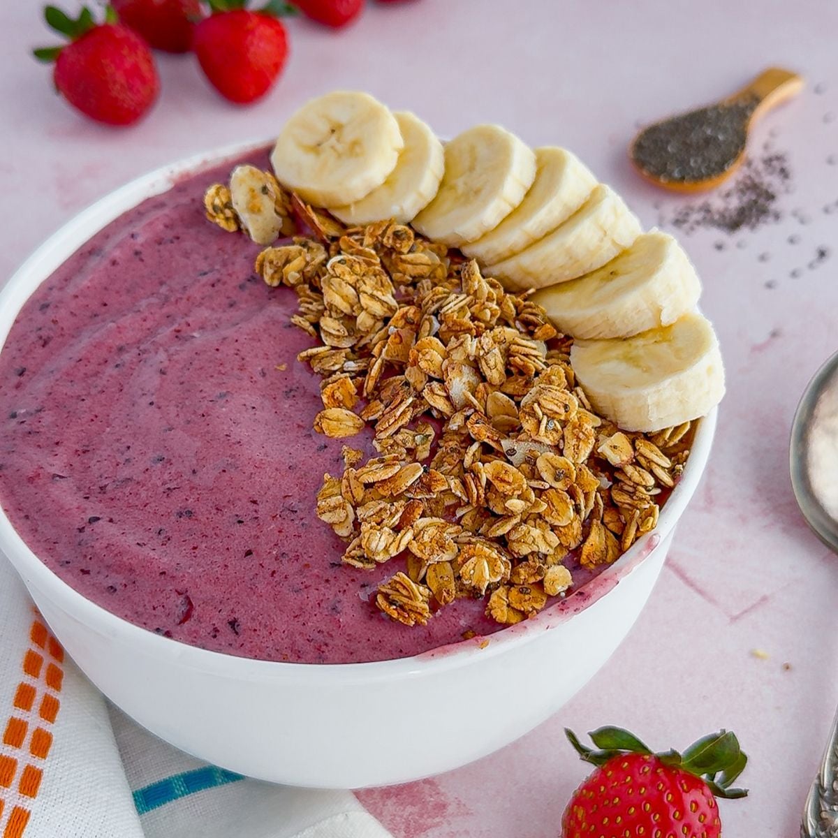 Adding the smoothie to the bowl and topping with ingredeints.