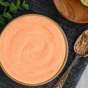 Bowl of sriracha mayo.